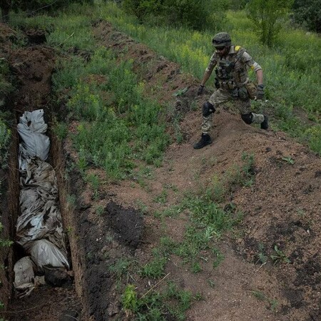 Οι NYT δημοσίευσαν νέα φωτογραφία από ομαδικό τάφο στην περιοχή του Λουγκάνσκ- Περίπου 300 πτώματα