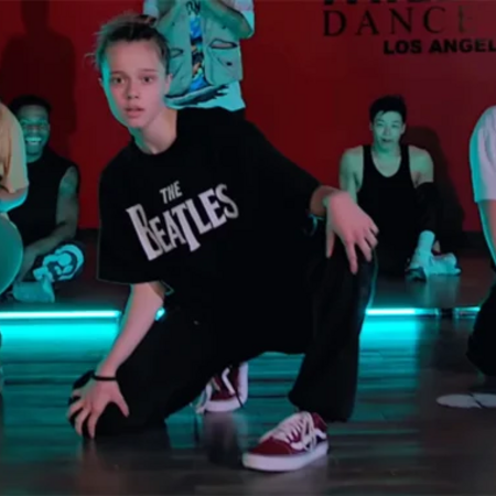 Η Shiloh με μπλουζάκι Beatles χορεύει τραγούδι της Doja Cat και το κλιπ έγινε viral