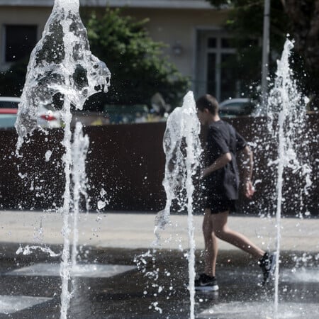 Παιδί τρέχει σε συντριβάνι