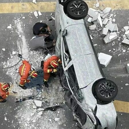 Σαγκάη: Ηλεκτρικό αυτοκίνητο έπεσε από τον τρίτο όροφο- Δύο νεκροί 
