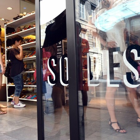 Η Γαλλία θα υποχρεώσει κλιματιζόμενα καταστήματα να κρατούν κλειστές τις πόρτες