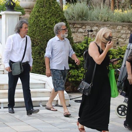 Ιωάννης Στρατάκης: Ο μουσικός απαντά για τη βερμούδα στο Προεδρικό Μέγαρο - «Ήρθα από την παραλία στην εργασία μου»