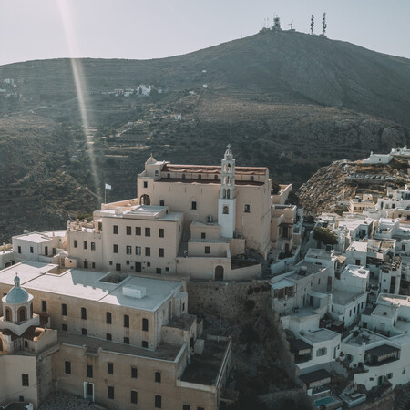 CHECK ΤΕΤΑΡΤΗ Μια βόλτα στον μεσαιωνικό οικισμό της Άνω Σύρου 