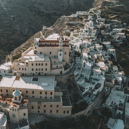 Μια βόλτα στον μεσαιωνικό οικισμό της Άνω Σύρου 