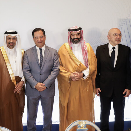 Συμφωνίες ύψους 4 δισ. € με τη Σαουδική Αραβία- Δισεκατομμύρια για ενέργεια και τηλεπικοινωνίες