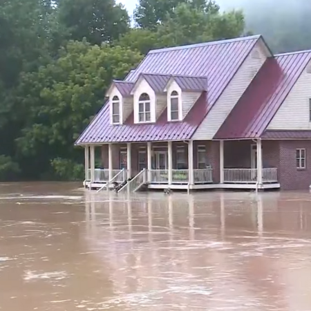Πλημμύρες στο Κεντάκι: Τα νερά παρέσυραν 4 παιδιά, που είχαν ανέβει σε δέντρο με τους γονείς- Τουλάχιστον 25 νεκροί