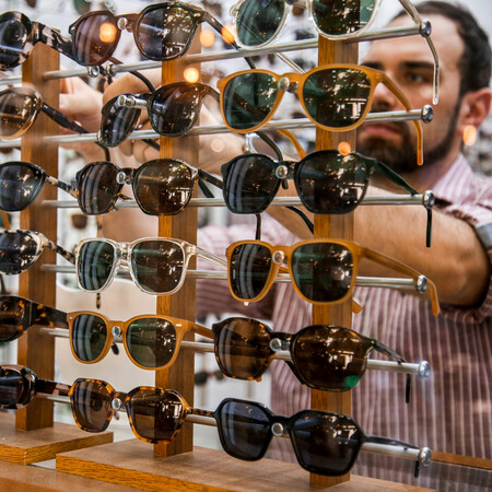 60 χρόνια τώρα, οι Αθηναίοι βρίσκουν οικονομικά χειροποίητα γυαλιά ηλίου στον Μίμη στην Ομόνοια 
