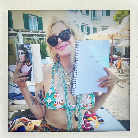 Η Κόρτνεϊ Λαβ τελείωσε τα απομνημονεύματά της μετά από «10 χρόνια συγγραφής» - «Φαίνεται πως έχω 29 ζωές και συνεχίζω»