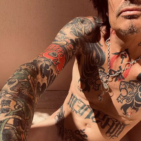 O Τόμι Λι των Mötley Crüe εμφανίζεται ολόγυμνος στα social media και μονολογεί «ουουουουπς»