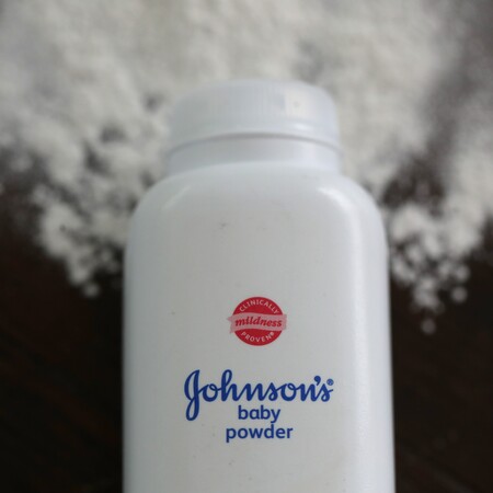 Η Johnson & Johnson θα διακόψει την πούδρα με ταλκ από το 2023 μετά τις μηνύσεις για αμίαντο