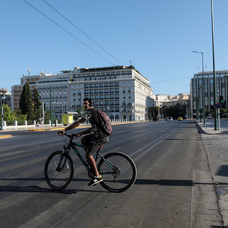 Δεκαπενταύγουστος στην άδεια Αθήνα: Έρημη πόλη θυμίζουν δρόμοι και πλατείες
