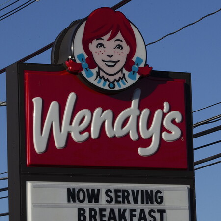 Γιατί τα Wendy's στον Καναδά έβαλαν γκρίζα μαλλιά στην διάσημη κοκκινομάλλα μασκότ τους