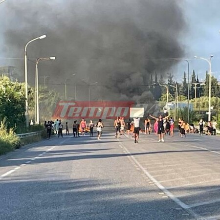  Αχαΐα: Κλειστή η εθνική οδός Πατρών-Πύργου από συγκέντρωση Ρομά - Καίγονται λάστιχα