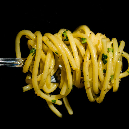 Η μεταμεσονύκτια μακαρονάδα των New York Times με σκόρδο, ελαιόλαδο και τσίλι