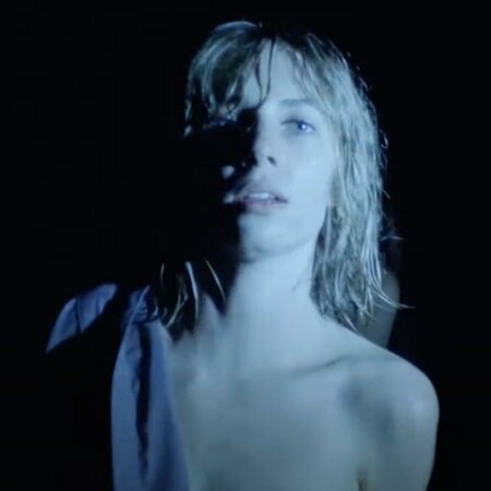 Αρκεί η γυμνή Maya Hawke να «ξεπλύνει» τον Μπαλτίς;