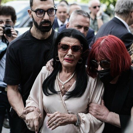Κηδεία Μάρθας Καραγιάννη: Χειροκροτούσαν και φώναζαν «Μάρθα»- Το συγκινητικό μήνυμα της Ζωζώς Σαπουντζάκη