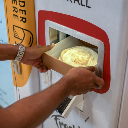 Ντουμπάι: Δωρεάν ψωμί για όσους έχουν ανάγκη μοιράζουν αυτόματοι πωλητές