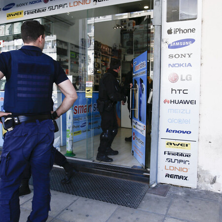 Αστυνομικός μπροστά σε κατάστημα