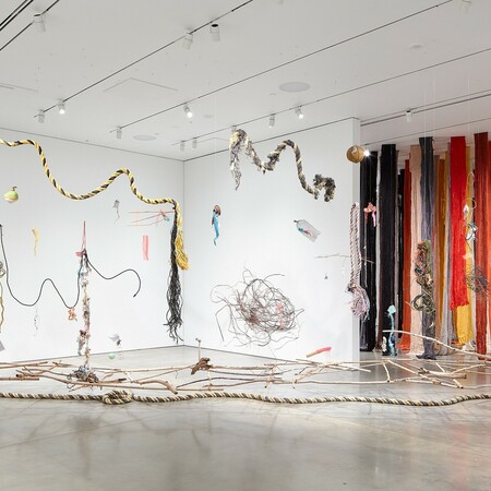 Τα επικά υφαντά έργα της Σεσίλια Βικούνια στην Tate Modern στο Λονδίνο