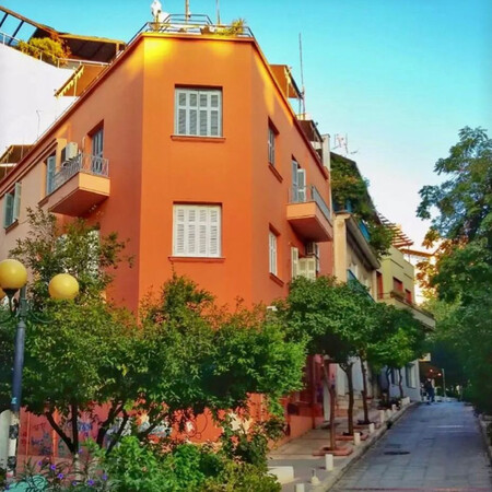 Πορτοκαλί πολυκατοικία στο Παγκράτι