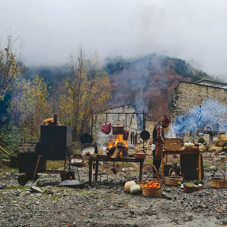 Οι Nomade et Sauvage μαγειρεύουν στην άγρια φύση πάνω σε νταβάδες και χειροποίητους φούρνους