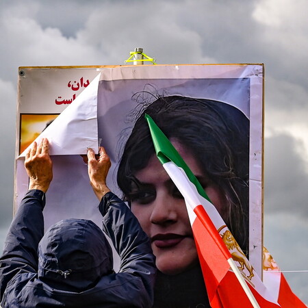 Πάνω από χίλιοι διαδηλωτές έχουν συλληφθεί στο Ιράν- τρεις ιστορίες, όμως, ξεχωρίζουν