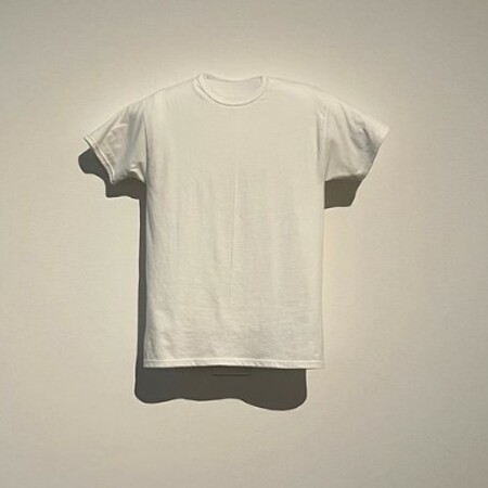 Ένα λευκό t-shirt των 5 δολαρίων εκτίθεται στο MoMA: «Κανείς δε μιλά για τους εργάτες που το έφτιαξαν»