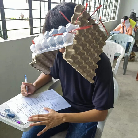 Φοιτητές στις Φιλιππίνες φόρεσαν «καπέλα κατά της αντιγραφής» -Από χάρτινες αυγοθήκες και κυλίνδρους 