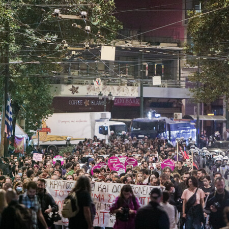 Μαζική πορεία στο κέντρο της Αθήνας για το βιασμό στο ΑΤ Ομόνοιας - Ένταση με αστυνομικές δυνάμεις