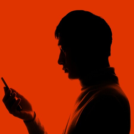 Μια θεατρική παράσταση για την ντροπή, καλεί τους θεατές να ασχολούνται με τα κινητά τους