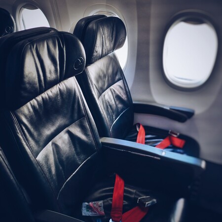 Ξαπλώνει ο μπροστινός το κάθισμα στο αεροπλάνο; Υπάρχει τρόπος να «εκδικηθείτε»