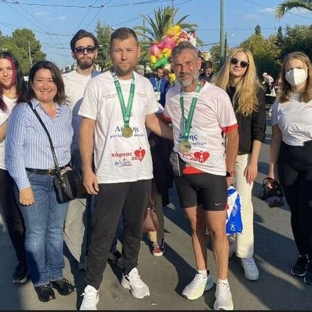 39ος Κλασικός Μαραθώνιος: Πιασμένοι χέρι-χέρι τερμάτισαν δότης και λήπτης μυελού των οστών
