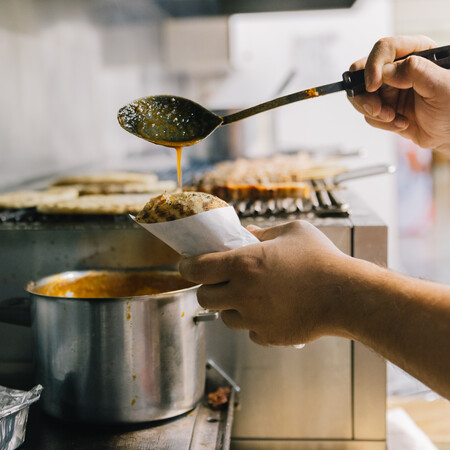 Τρώγοντας στα πιο φημισμένα σουβλατζίδικα του Κορυδαλλού 