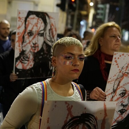 Διεθνής Ημέρα Τρανς Μνήμης: Σιωπηλή πορεία στη Βουλή- 327 δολοφονίες ΛΟΑΤΚΙ+ ατόμων πέρυσι παγκοσμίως