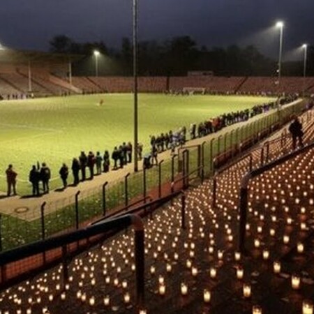 Γήπεδο στη Γερμανία φωταγωγήθηκε με 20.000 κεριά στη μνήμη των νεκρών εργατών του Κατάρ