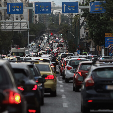 Υφ. Μεταφορών: Ο νέος ΚΟΚ «απενοχοποιεί το αυτοκίνητο»- Αλλαγές σε ποινές και παραβάσεις