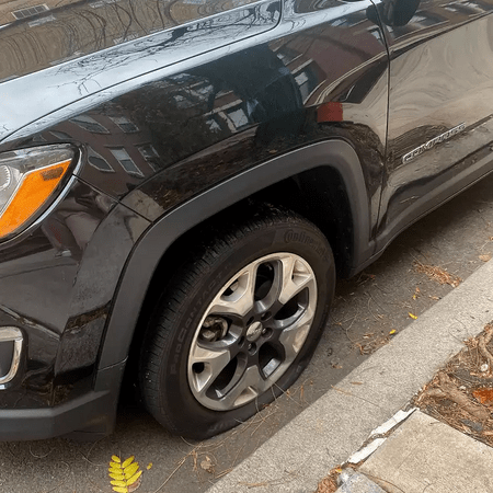 Aκτιβιστές για το κλίμα ξεφούσκωσαν τα λάστιχα από 900 SUV: «Δεν φταις εσύ, αλλά το αυτοκίνητό σου»