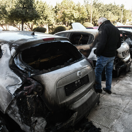 Εμπρηστική επίθεση σε αντιπροσωπεία αυτοκινήτων στην Υμηττού - Ένας τραυματίας, μία σύλληψη