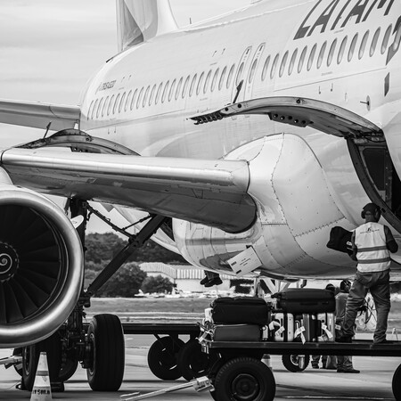 Χειριστές αποσκευών στο αεροδρόμιο της Μελβούρνης πετούσαν τις βαλίτσες των επιβατών και γελούσαν