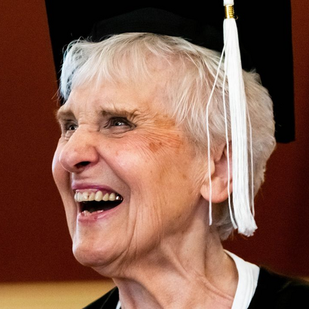 Γράφτηκε στο πανεπιστήμιο πριν 71 χρόνια και παίρνει πτυχίο στα 90 της: «Μην τα παρατάτε»