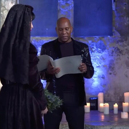 Τραγουδίστρια παντρεύτηκε φάντασμα που ζηλεύει τον Άγιο Βασίλη: «Χάλασε τον μήνα του μέλιτος»