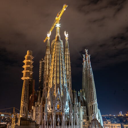 Βαρκελώνη: Φωταγωγήθηκαν οι δύο νέοι πύργοι της Σαγράδα Φαμίλια