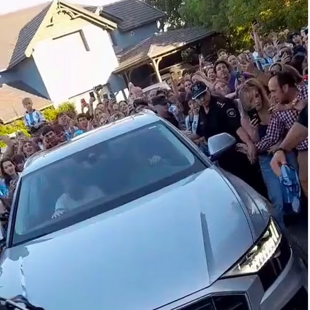 Λιονέλ Μέσι: Εκατοντάδες οπαδοί έξω από το σπίτι του- Η στιγμή που φτάνει με οδηγό την Αντονέλα