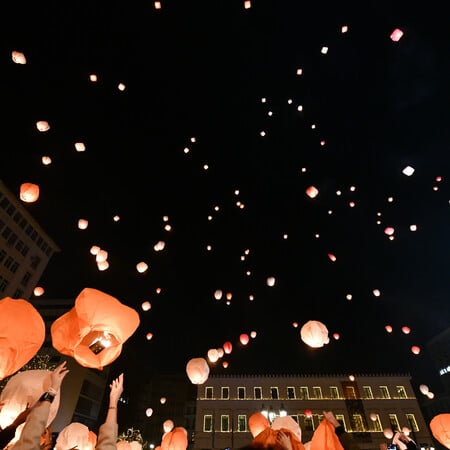 «Νύχτα των Ευχών»: Μαγικό σκηνικό στην πλατεία Κοτζιά με εκατοντάδες φαναράκια στον Αττικό ουρανό 