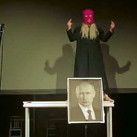 Νέο τραγούδι από τις Pussy Riot με επίθεση κατά του Πούτιν – «Μαμά, είμαι αιχμάλωτος, μη βλέπεις τηλεόραση»