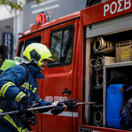 Φωτιά σε κτίριο στο κέντρο της Αθήνας- Κλειστή η Λιοσίων