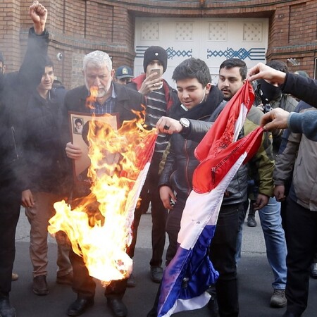 Ιρανοί διαδήλωσαν έξω από τη γαλλική πρεσβεία μετά τα σκίτσα του Charlie Hebdo- Έκαψαν γαλλικές σημαίες