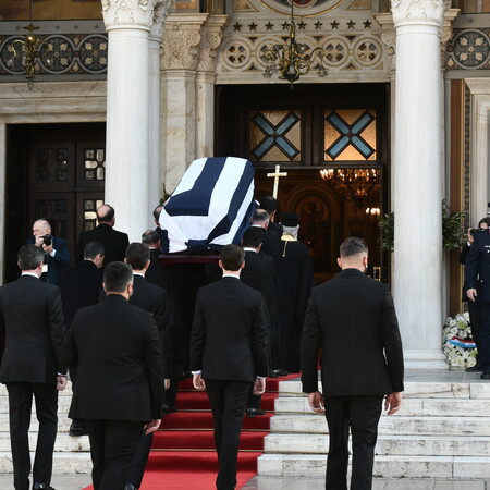 Κηδεία τέως βασιλιά Κωνσταντίνου: Στη Μητρόπολη η σορός- Παρόντες οι τρεις γιοί του