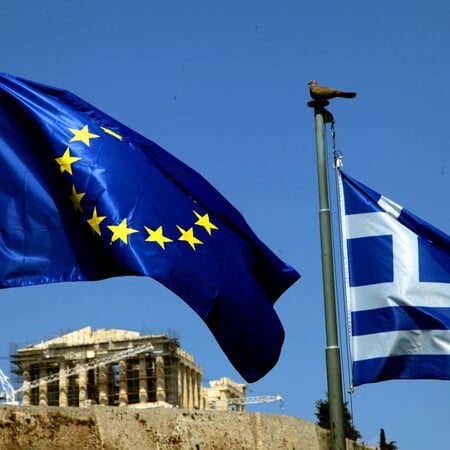 Σημαίες ΕΕ και Ελλάδας με φόντο την Ακρόπολη