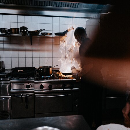 Άνδρας σε κουζίνα εστιατορίου